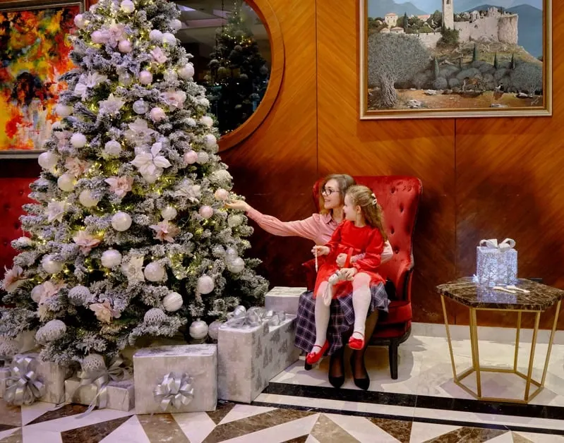 A lived-in hotel moment, photographed by VR Family Studio